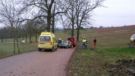 Řidiče ze zdemolované škodovky vystříhali hasiči