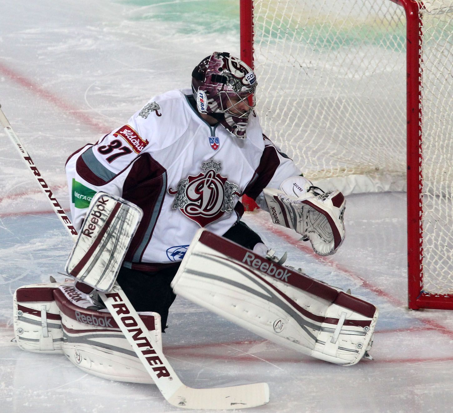 Hokejový brankář Maris Jučers v utkání KHL 2012/13 mezi Lvem Praha s Dinamem Riga .