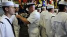 U.S. navy personnel have their uniforms inspected by a commanding officer of the USS Wasp as the amphibious assault ship enters into New York Harbor for Fleet Week May 23, 2012. REUTERS/Keith Bedford (UNITED STATES - Tags: MILITARY) Published: Kvě. 23, 2012, 8:52 odp.