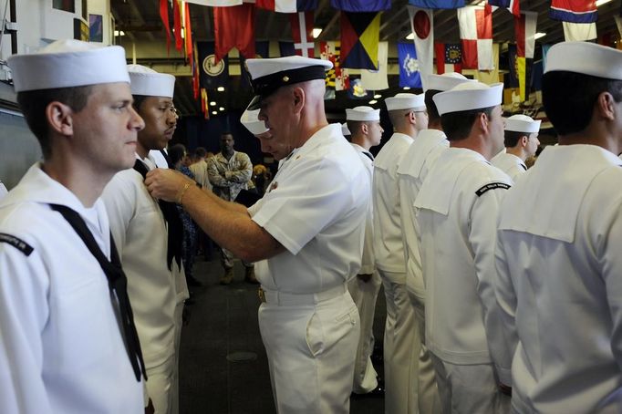 U.S. navy personnel have their uniforms inspected by a commanding officer of the USS Wasp as the amphibious assault ship enters into New York Harbor for Fleet Week May 23, 2012. REUTERS/Keith Bedford (UNITED STATES - Tags: MILITARY) Published: Kvě. 23, 2012, 8:52 odp.