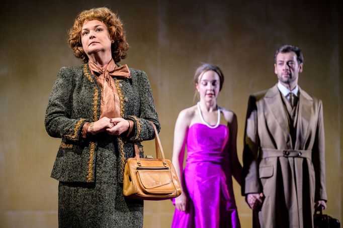 Martina Preissová jako paní Bovaryová starší, Denisa Barešová v roli Emy Bovaryové a Radúz Mácha coby Karel Bovary.