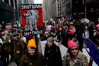 Proti Trumpovi protestují v USA tisíce lidí, na hlavně často mají pussy hat