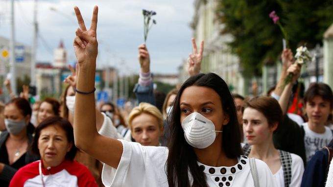 Foto: Minskem pochodují "Ženy v bílém". Protestují proti brutalitě běloruské policie