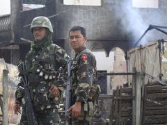 Filipínská armádní hlídka ve vypálené obci Kauswagan, na níž zaútočili vzbouřenci z MILF