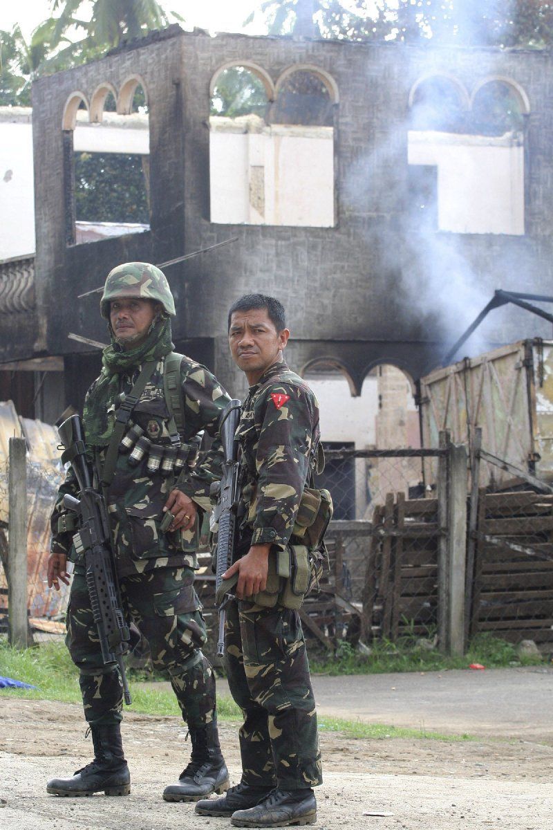 Armádní hlídka ve vypáleném Kauswaganu