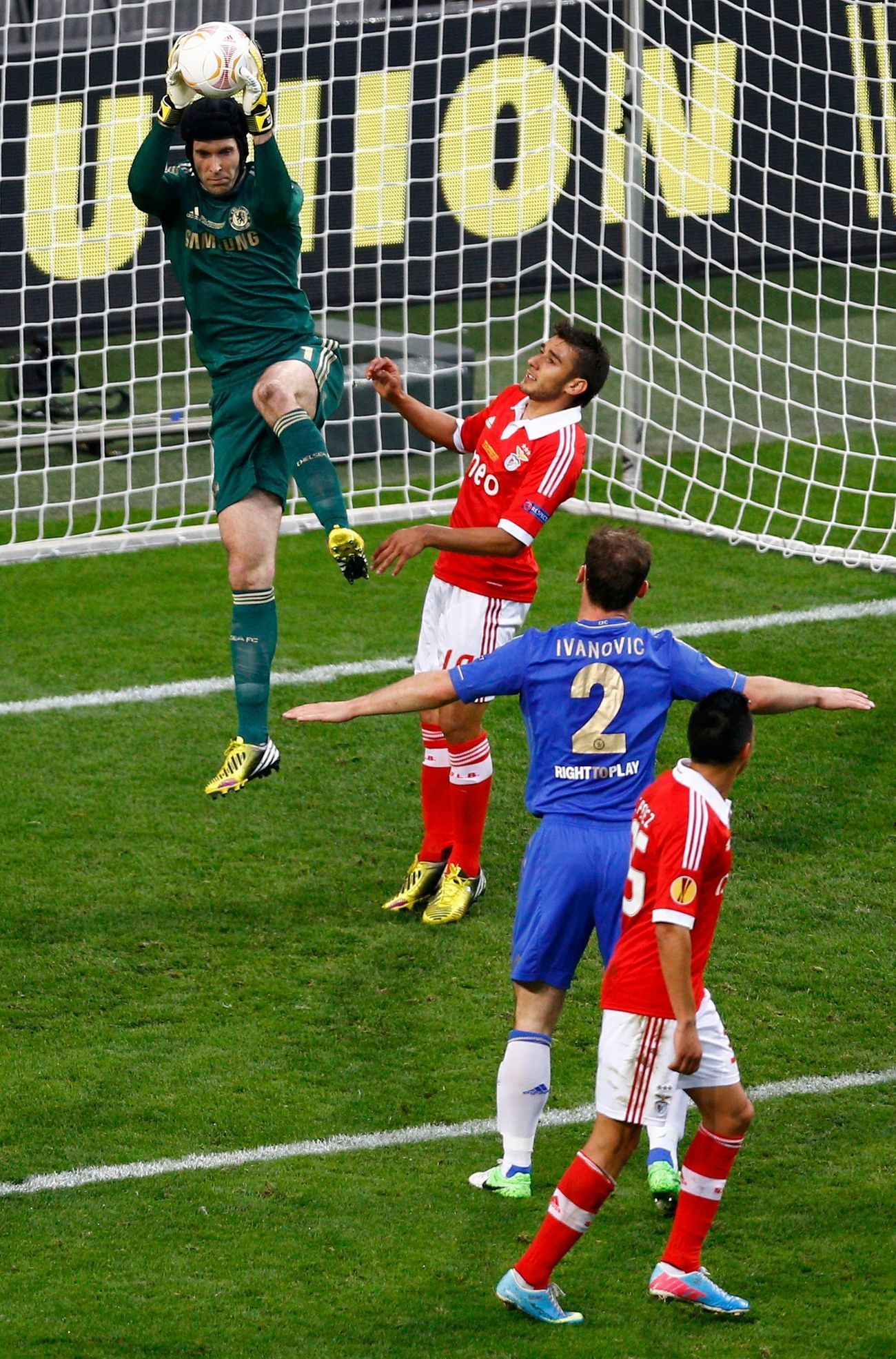 Fotbal, finále Evropské ligy, Chelsea - Benfica: Petr Čech - Eduardo Salvio