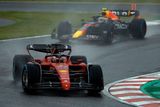 Ani to by ovšem Verstappenovi nestačilo, protože jeho rival Charles Leclerc dovedl své Ferrari na druhém místě těsně před dotírajícím Sergiem Pérezem v dalším Red Bullu. To ho ještě udrželo v matematické hře o korunu šampiona.