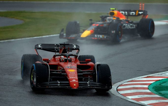 Charles Leclerc, Ferrari a Sergio Pérez, Red Bull ve VC Japonska F1 2022