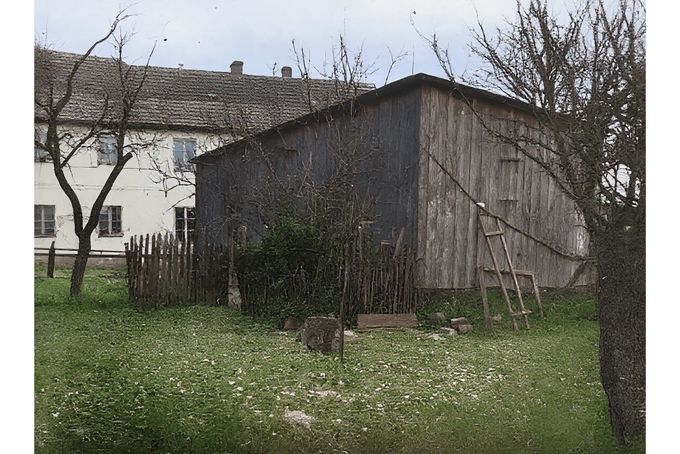 Dřevěná kůlna sériového vraha Karla Denkego v Ziębicích, kde skladoval lidské ostatky svých obětí, Dolní Slezsko, počátek 20. století. Kolorováno