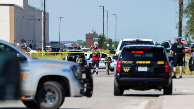 Texaska policie zasahuje proti střelci.