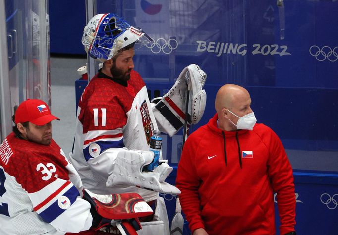 Šimon Hrubec na střídačce při power-play v zápase předkola play-off Česko - Švýcarsko na ZOH 2022 v Pekingu