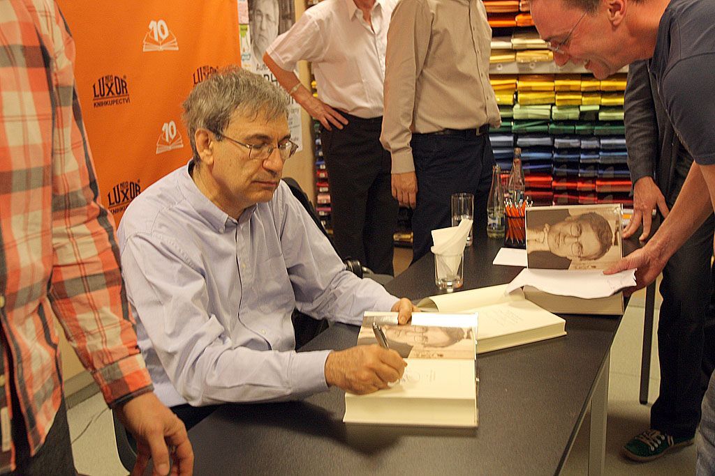 Orhan Pamuk na pražské autogramiádě