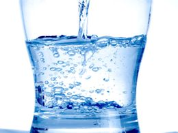 Pijte vodu nalačno! Vyléčí až 1 000 různých nemocí