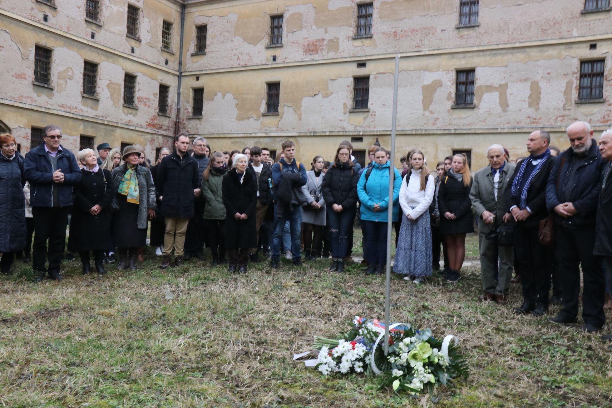 V místě, kde patrně stála na nádvoří bývalé věznice v Uherském Hradišti šibenice, je prozatím jen provizorní trubka.  V únoru se tady uskutečnila pietní vzpomínka na popravené a další nevinné oběti.