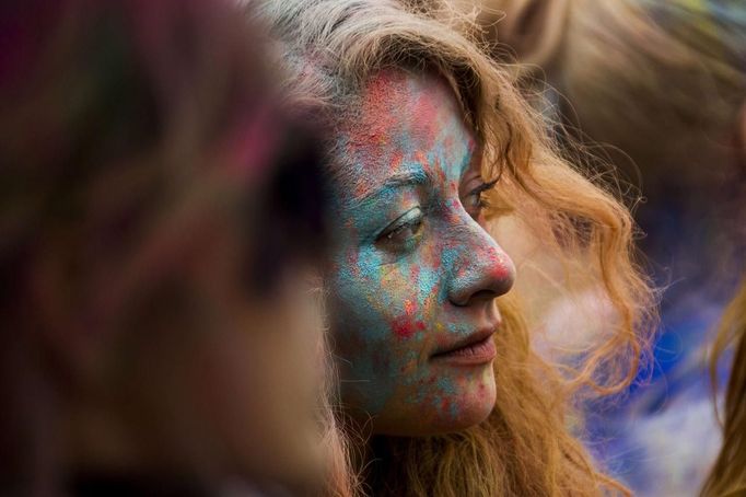 A reveller's face is covered in pigment powder during the Holi festival in Berlin, July 29, 2012. Holi, also known as the festival of colours, is a festival celebrated in India and other Hindu countries that in its original form heralds the beginning of spring. The Berlin event brought Indian Djs, acrobatics and dance to the German capital. REUTERS/Thomas Peter (GERMANY - Tags: SOCIETY) Published: Čec. 29, 2012, 4:17 odp.