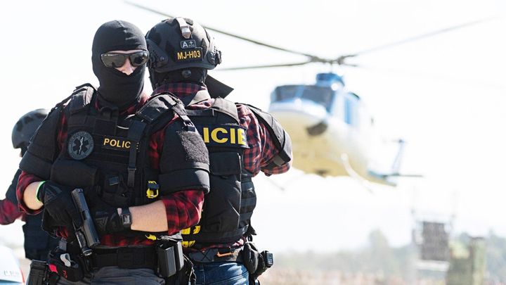 Až deset let za obchod s elektronikou. Policie obvinila sedm lidí