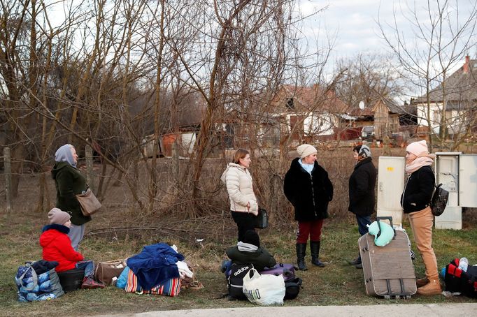 Uprchlíci z Ukrajiny poblíž hraničního přechod Tiszabecs v Maďarsku. 27. 2. 2022