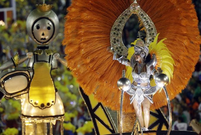 A reveller from the Sao Clemente samba school participates on the second night of the annual carnival parade in Rio de Janeiro's Sambadrome, February 11, 2013. REUTERS/Ricardo Moraes (BRAZIL - Tags: SOCIETY) Published: Úno. 12, 2013, 12:32 dop.