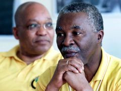 Věční rivalové: Thabo Mbeki (v popředí) a Jacob Zuma