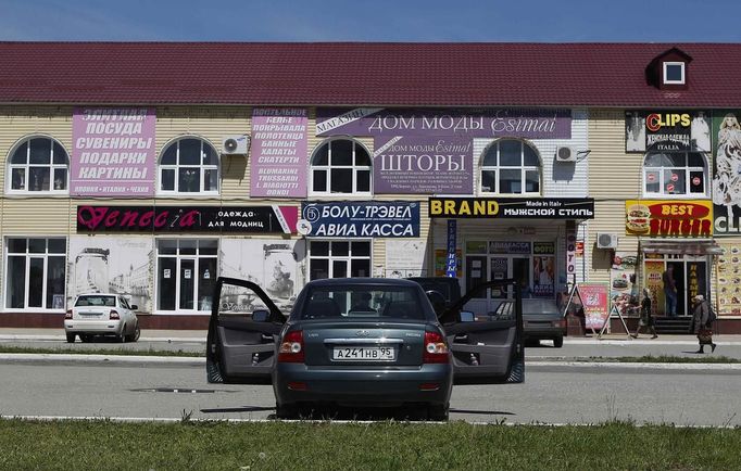 A car is parked outside a market in the centre of the Chechen capital Grozny April 27, 2013. The naming of two Chechens, Dzhokhar and Tamerlan Tsarnaev, as suspects in the Boston Marathon bombings has put Chechnya - the former site of a bloody separatist insurgency - back on the world's front pages. Chechnya appears almost miraculously reborn. The streets have been rebuilt. Walls riddled with bullet holes are long gone. New high rise buildings soar into the sky. Spotless playgrounds are packed with children. A giant marble mosque glimmers in the night.Yet, scratch the surface and the miracle is less impressive than it seems. Behind closed doors, people speak of a warped and oppressive place, run by a Kremlin-imposed leader through fear. Picture taken April 27, 2013. REUTERS/Maxim Shemetov (RUSSIA - Tags: SOCIETY POLITICS) ATTENTION EDITORS: PICTURE 22 OF 40 FOR PACKAGE 'INSIDE MODERN CHECHNYA'. SEARCH 'REBUILDING CHECHNYA' FOR ALL IMAGES Published: Kvě. 1, 2013, 8:01 dop.