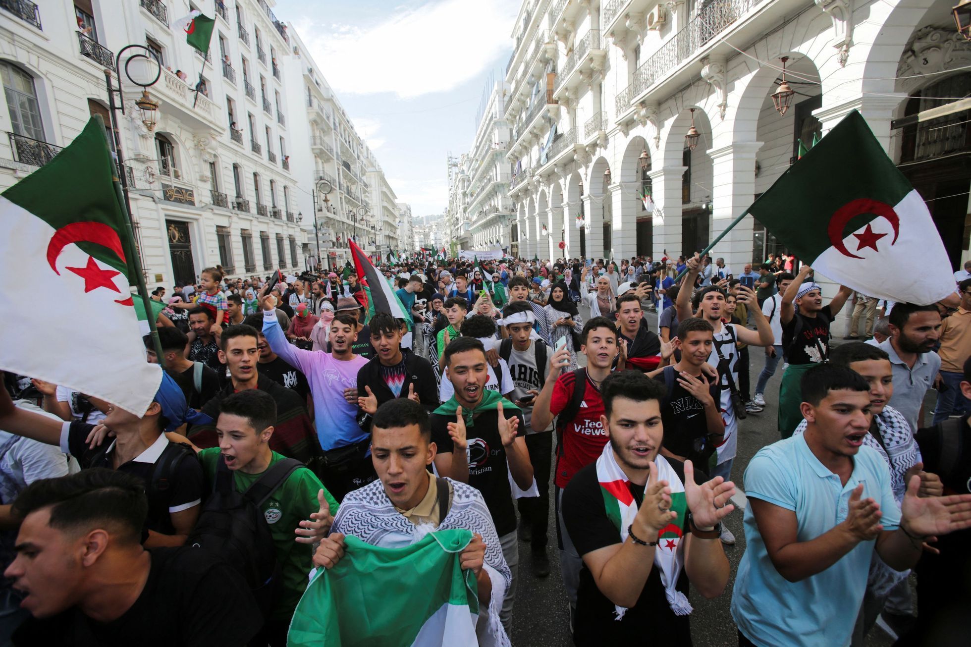 Demonstrace na podporu Palestinců v Alžíru.