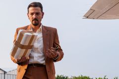 Recenze: Mexičtí Narcos musí přežít mezi hrochy a nebezpečnými šelmami. A daří se