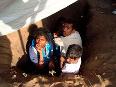 Tamilští civilisté se v improvizovaných krytech snaží uchránit před dopadajícími bombami (snímek zveřejněný serverem Tamilnet)