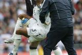 Zraněný nglický fotbalista Ashley Cole je odnášen za pomoci reprezentačního brankáře Paula Robinsona při utkání v Estonsku.