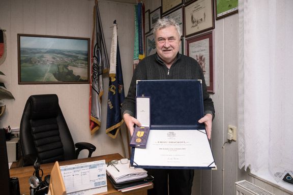 Starosta Emil Dračka ukazuje ve své kanceláři na radnici státní vyznamenání. 