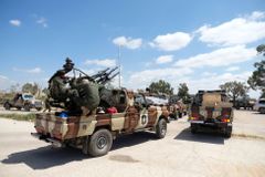 Napětí v Libyi roste: Maršál Haftar podnikl první nálet na Tripolis. OSN žádá příměří