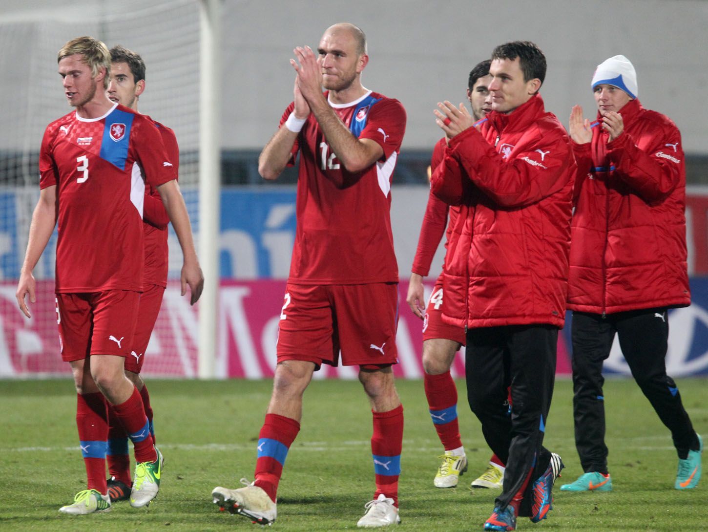 Čeští fotbalisté Matěj Vydra, Martin Latka a David Lafata v přátelském utkáním se Slovenskem v listopadu 2012.