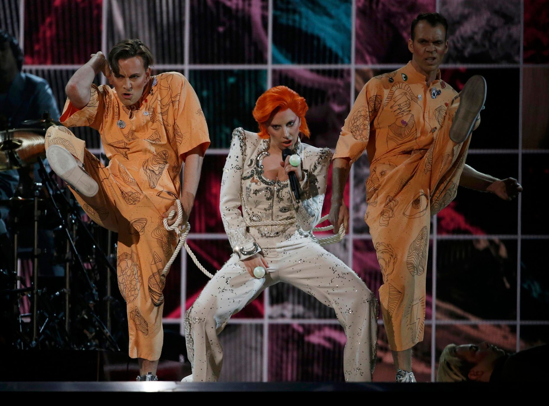 Grammy - Lady Gaga vystupuje na počest Davida Bowieho.