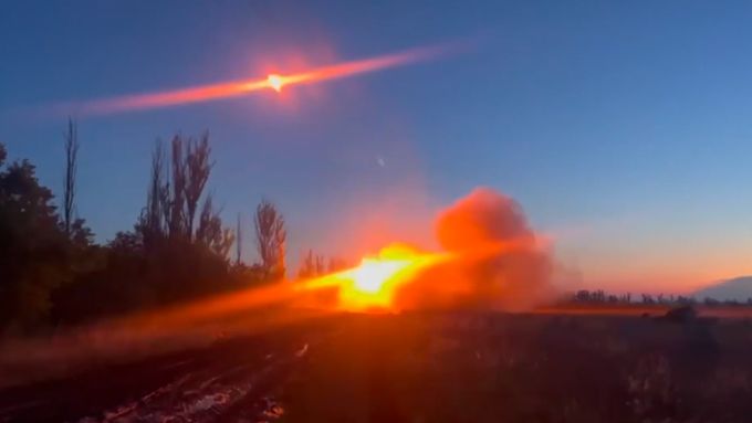 Ruské ministerstvo obrany zveřejnilo záběry svých vojáků z jednotky Dněpr útočících v Záporoží raketomety Grad