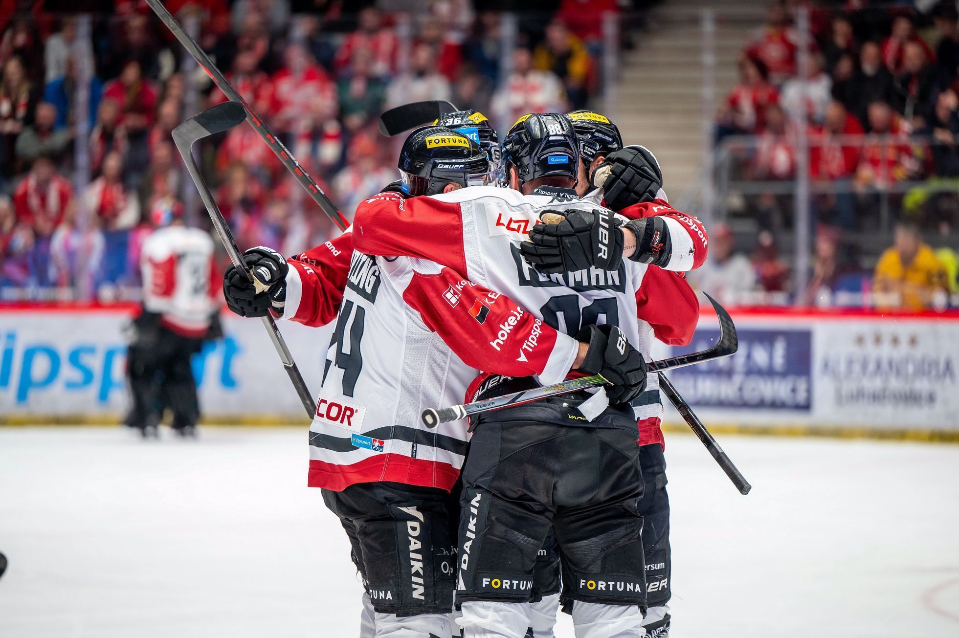 Radost hokejistů Sparty ve třetím čtvrtfinále play off proti Třinci