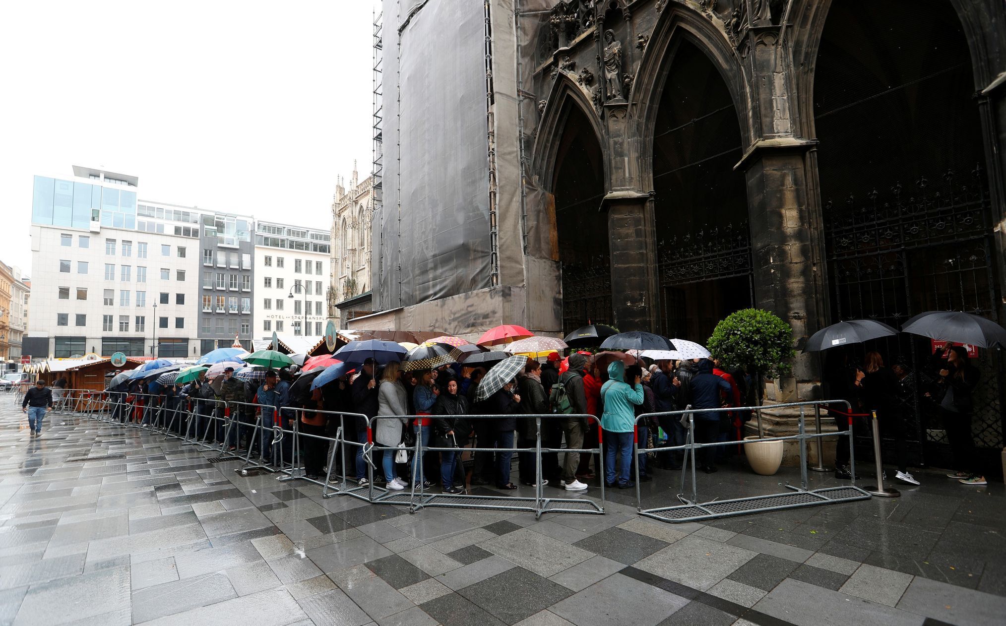 Fanoušci se loučí s Niki Laudou v katedrále svatého Štěpána ve Vídni