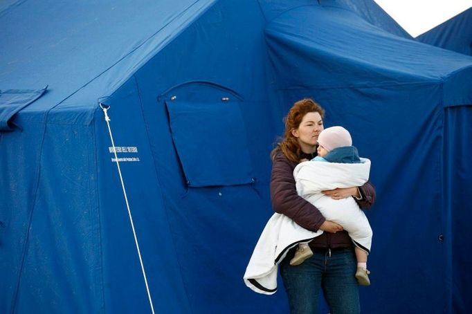 Ráno v táboře Paganica. Skoro nikdo nespal. Oblast se znovu otřásala slabšími záchvěvy.