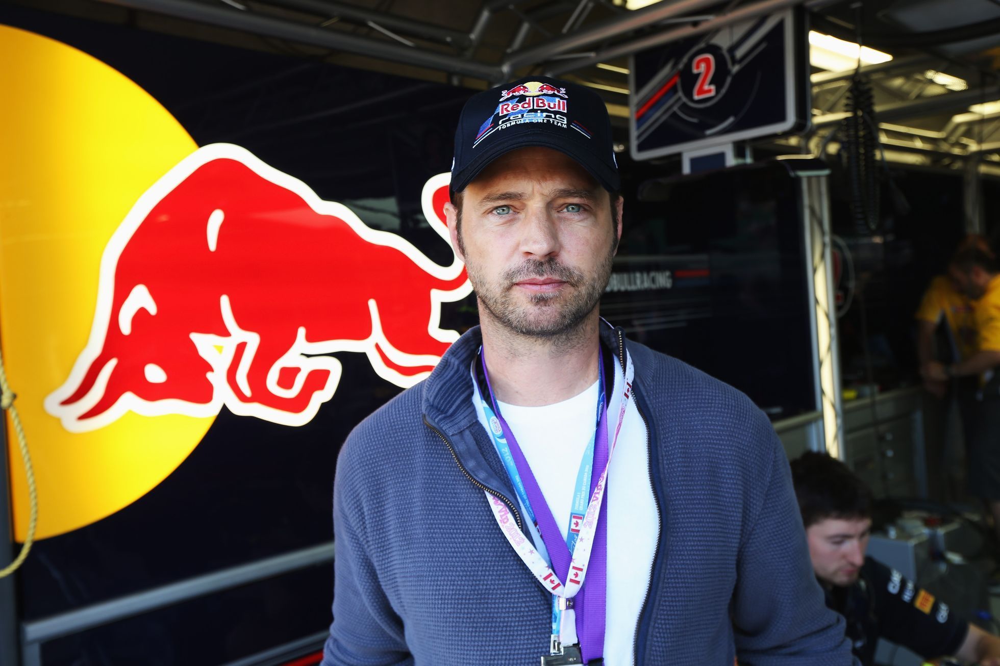 Jason Priestley v boxech Red Bullu