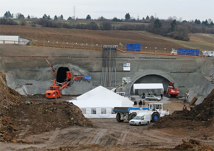 Tudy povede tunel Marie mezi Lochkovem a Radotínem.