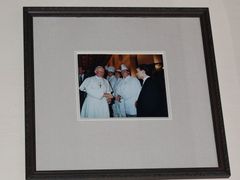 Fotografie s papežem Janem Pavlem II. visí na čestném místě.