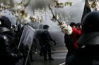 Vodní děla a pepřový sprej pod rozkvetlými třešněmi. Svátek práce v Německu a Turecku