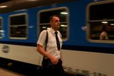 Průvodčí opouští vlak. Přijel do Prahy z Tábora, na svou cestu se vydá až za více než 24 hodin. Tento snímek agentura do servisu "pustila" o půl třetí ráno.
