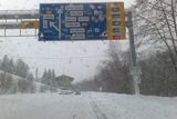 Silnice v horní části Vrchlabí je pod sněhem, zastavit tu je riziko, protože se hodně těžko rozjíždí.