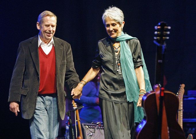 Setkání dvou hvězd trenčínské Pohody v roce 2008: Joan Baez vede Václava Havla na pódium