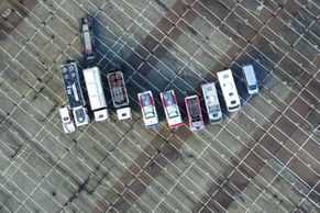 Auta z ptačí perspektivy, hodně papírování a vzhůru na loď. Tak probíhal odjezd na Rallye Dakar