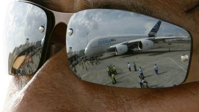 To je on: První exemplář obřího Airbusu A380 začne vozit cestující
