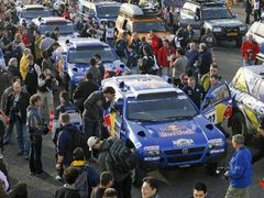 Čtyři modré tovární vozy Volkswagen Touareg se řadí v Lisabonu před technickou přejímkou na Rallye Dakar.