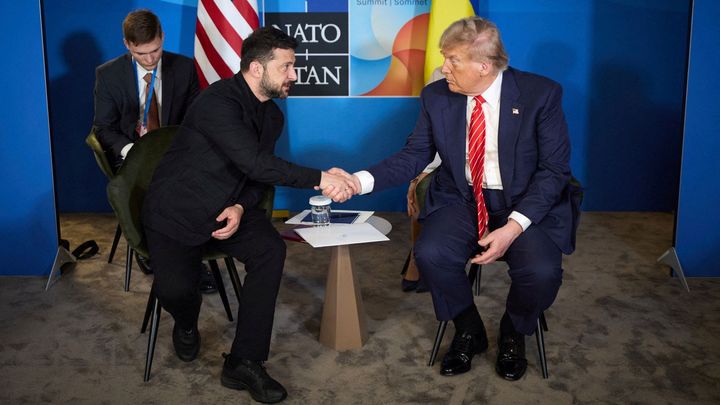 Zastavení dodávek zbraní Ukrajině zaskočilo i Trumpovy spojence. Kyjev mění taktiku