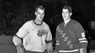 Gordie a Vic Howe (1951)