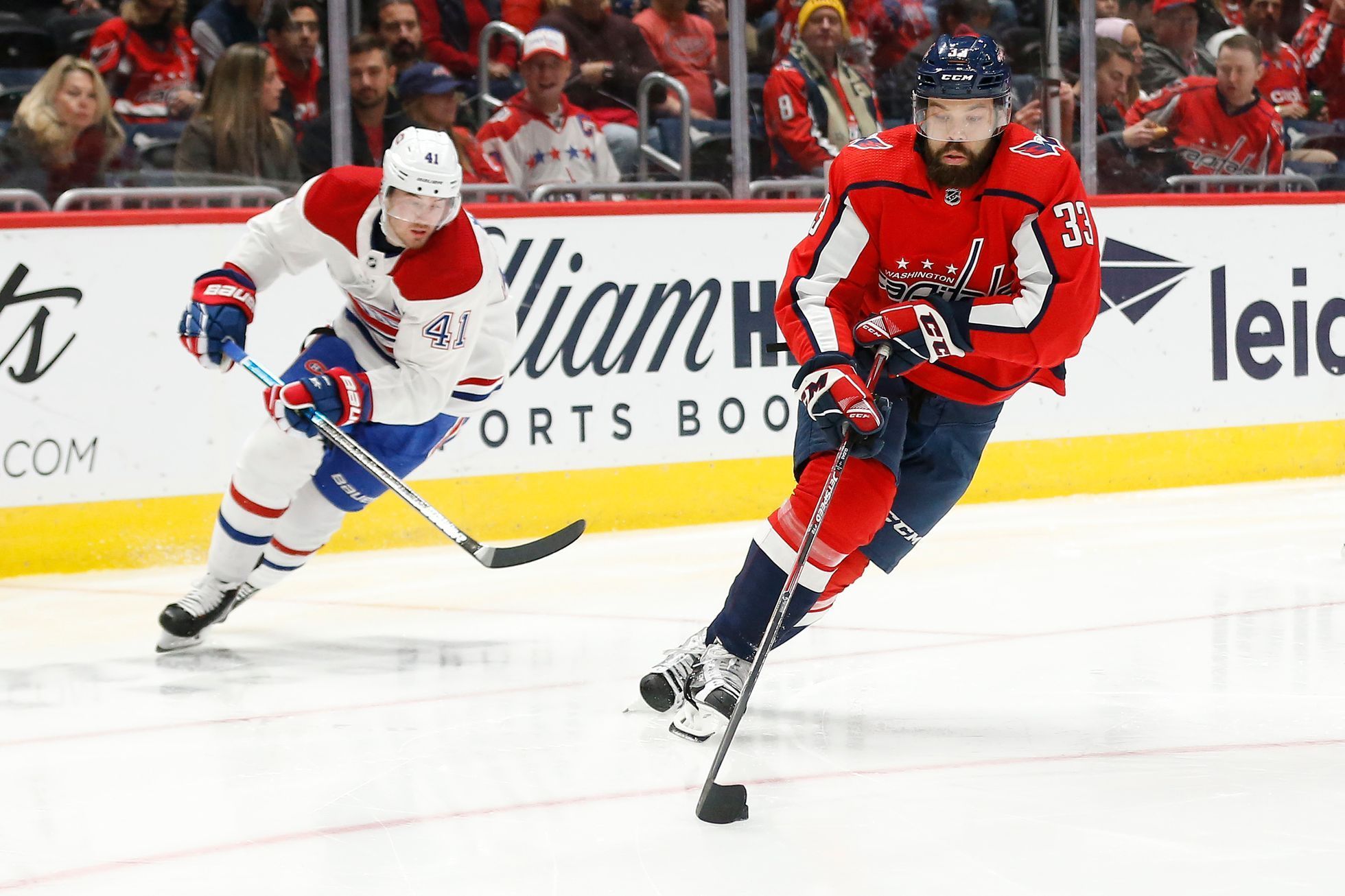 NHL 2019/20, Washington - Montreal: Radko Gudas ujíždí s pukem Paulu Byronovi