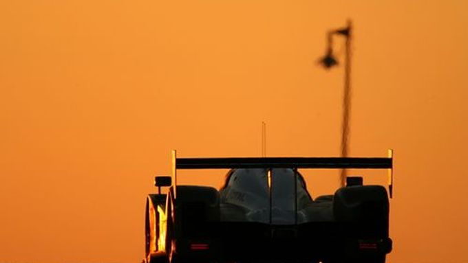 Peugeot 908 v září slunce na trati v Le Mans.
